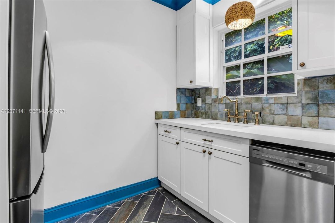 For Sale: $250,000 (1 beds, 1 baths, 655 Square Feet)