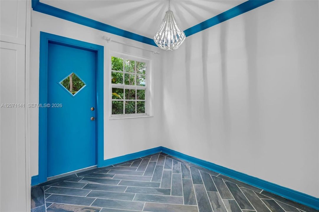 For Sale: $250,000 (1 beds, 1 baths, 655 Square Feet)