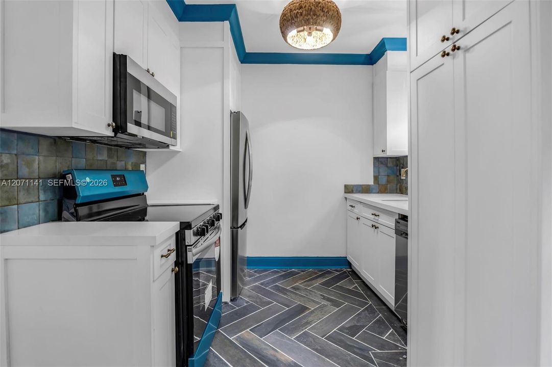 For Sale: $250,000 (1 beds, 1 baths, 655 Square Feet)