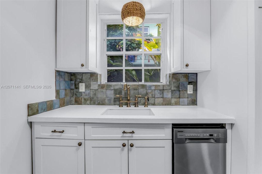 For Sale: $250,000 (1 beds, 1 baths, 655 Square Feet)