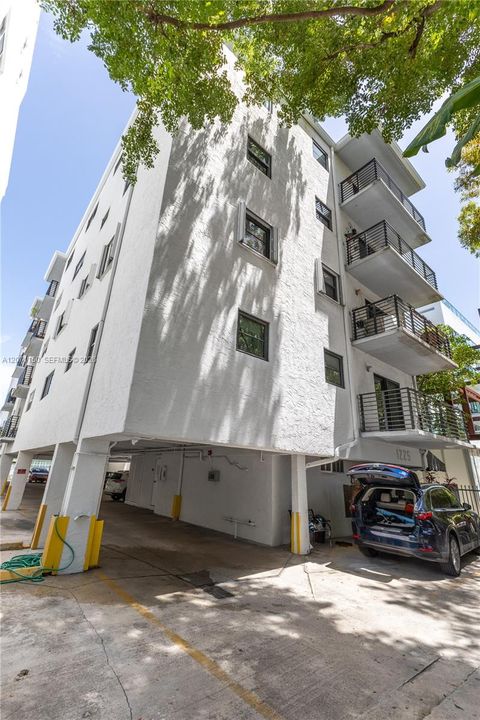For Rent: $3,750 (2 beds, 2 baths, 940 Square Feet)