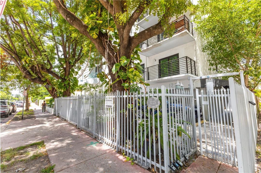 For Rent: $3,750 (2 beds, 2 baths, 940 Square Feet)