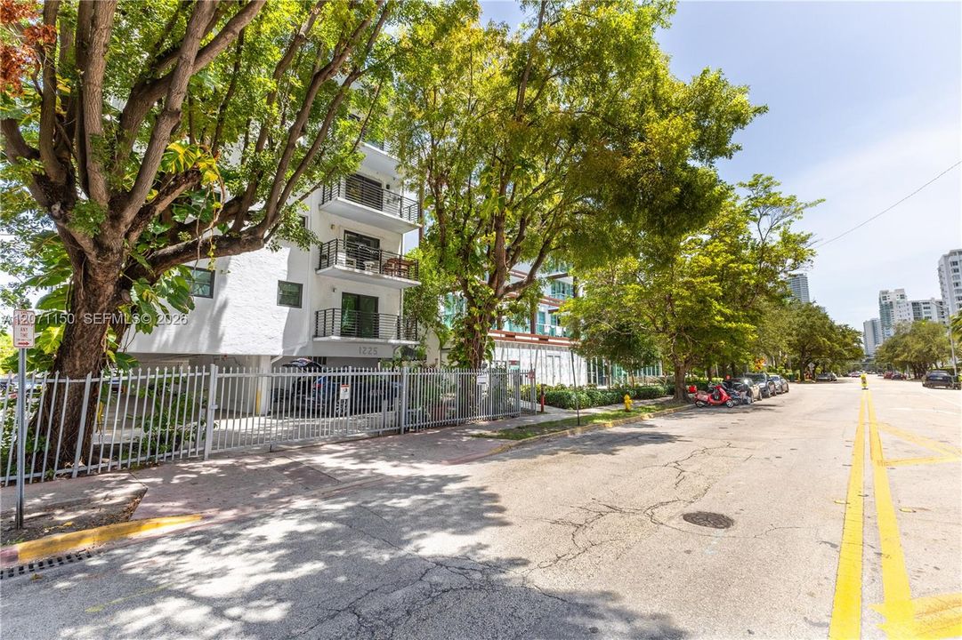 For Rent: $3,750 (2 beds, 2 baths, 940 Square Feet)