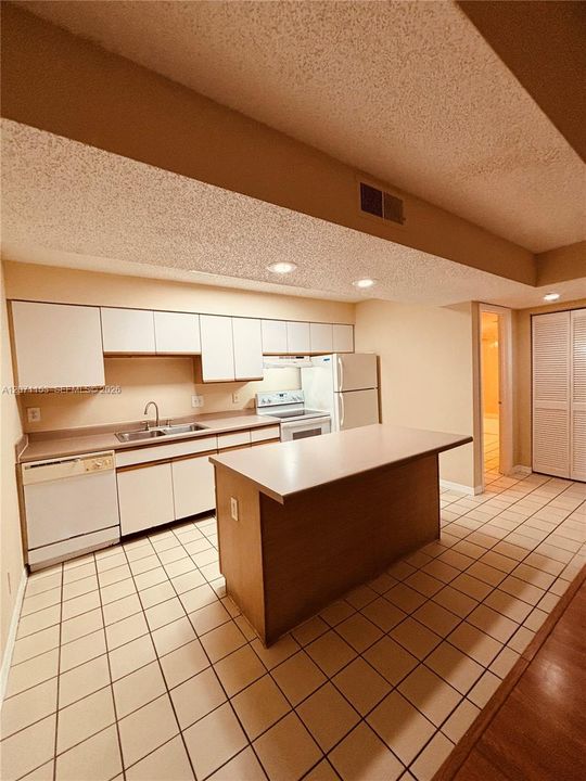 For Rent: $1,500 (1 beds, 1 baths, 633 Square Feet)