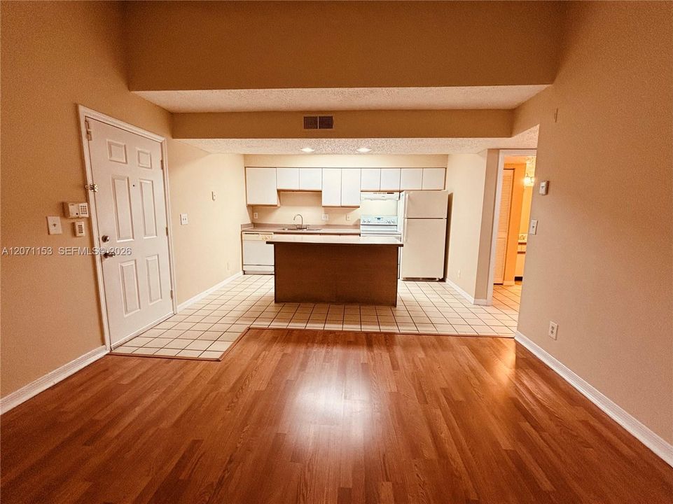 For Rent: $1,500 (1 beds, 1 baths, 633 Square Feet)