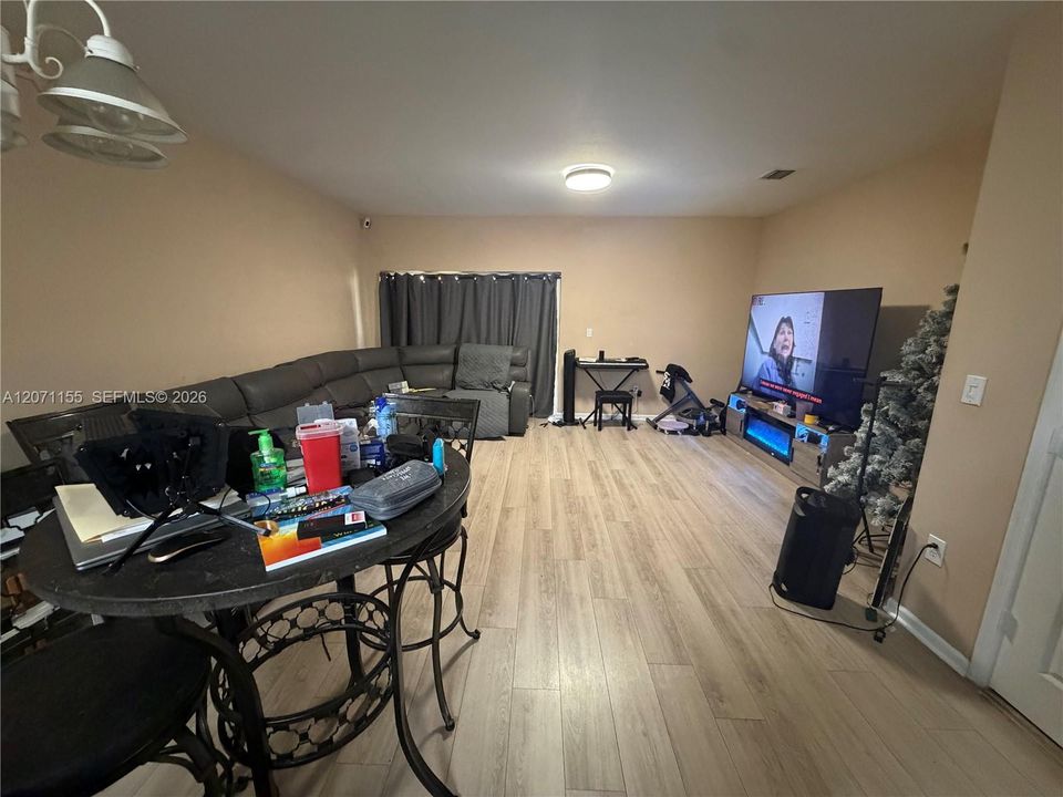 En Venta: $410,000 (3 camas, 2 baños, 1356 Pies cuadrados)