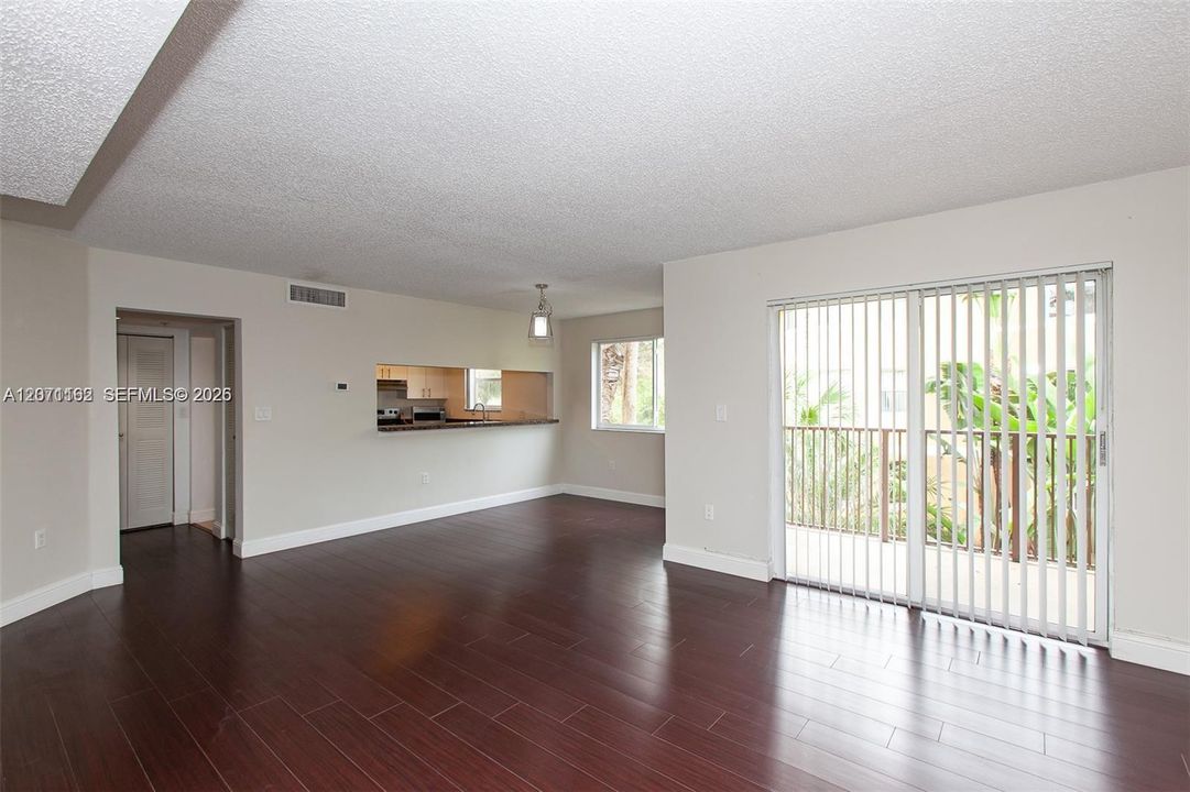 For Sale: $230,000 (2 beds, 2 baths, 1316 Square Feet)