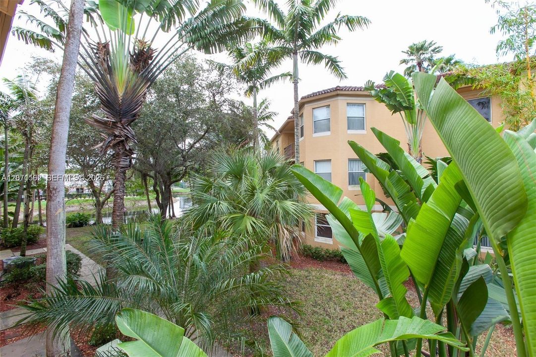For Sale: $230,000 (2 beds, 2 baths, 1316 Square Feet)