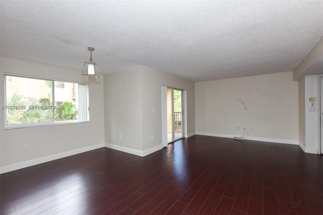 For Sale: $230,000 (2 beds, 2 baths, 1316 Square Feet)
