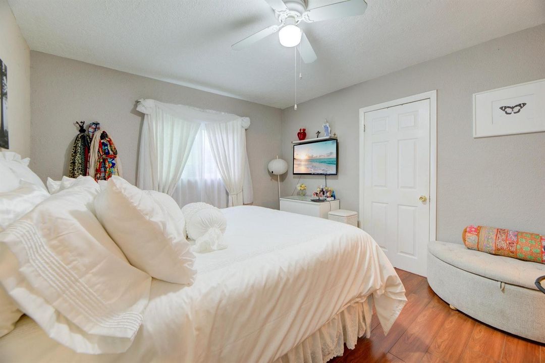 Main suite w/walk-in closet