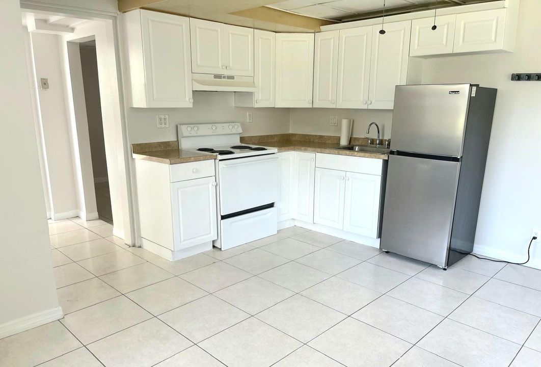 Efficiency, full kitchenette