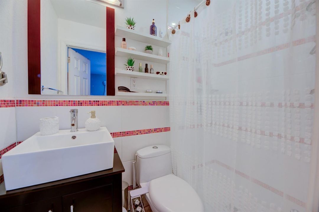 Main suite bath w/walk-in shower
