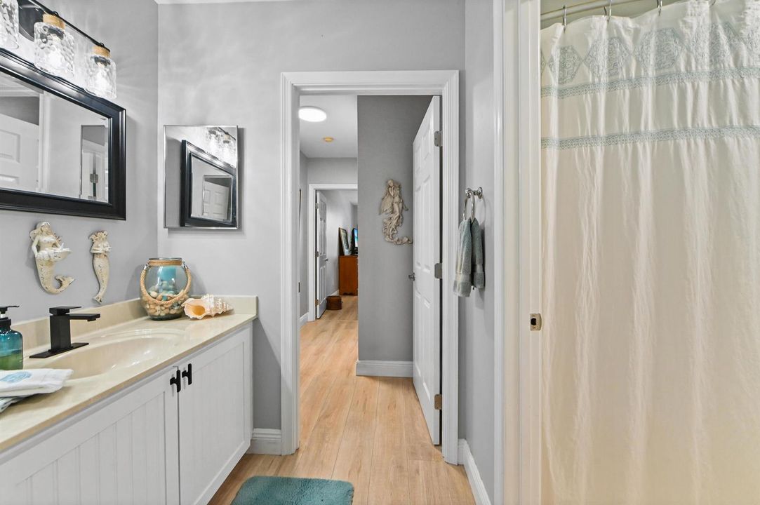23 Bathroom 03