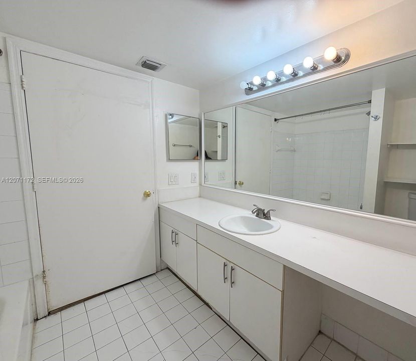For Rent: $3,000 (3 beds, 2 baths, 1084 Square Feet)