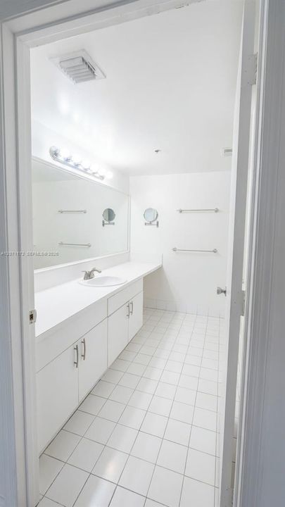 For Rent: $3,000 (3 beds, 2 baths, 1084 Square Feet)