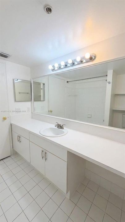 For Rent: $3,000 (3 beds, 2 baths, 1084 Square Feet)