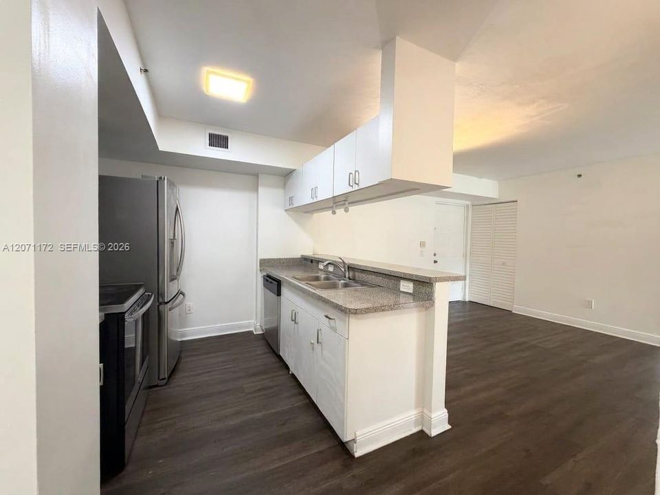 For Rent: $3,000 (3 beds, 2 baths, 1084 Square Feet)