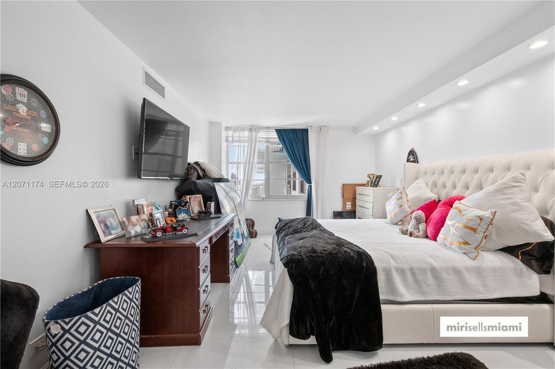 For Sale: $599,000 (2 beds, 2 baths, 1488 Square Feet)