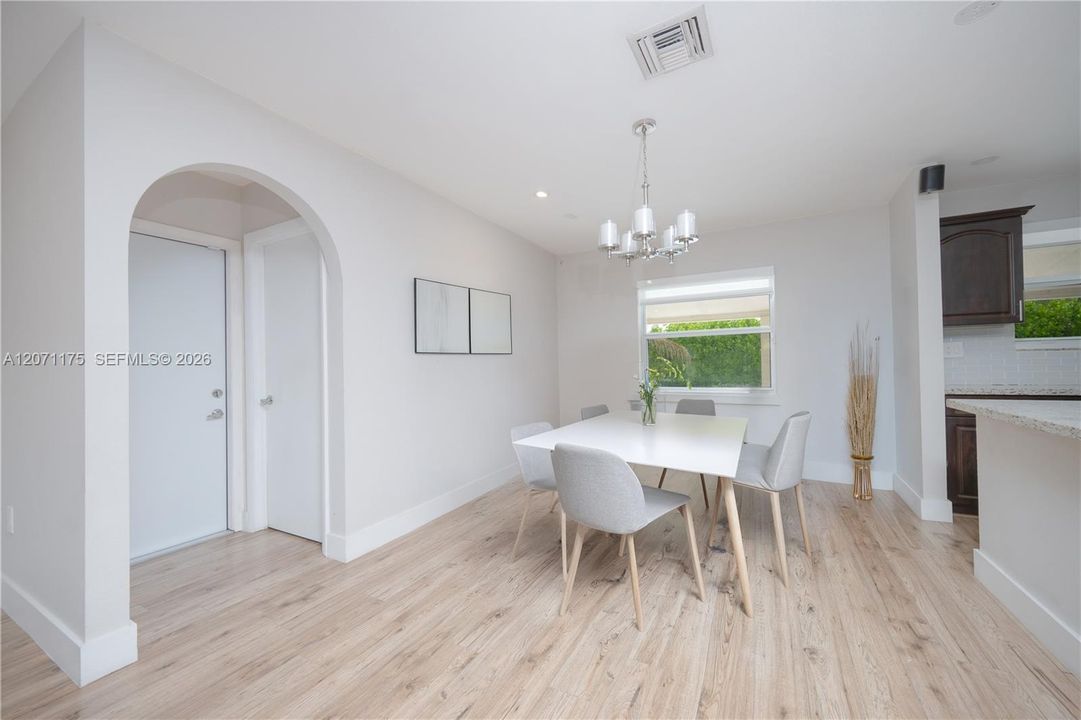 En Venta: $799,000 (4 camas, 2 baños, 1689 Pies cuadrados)