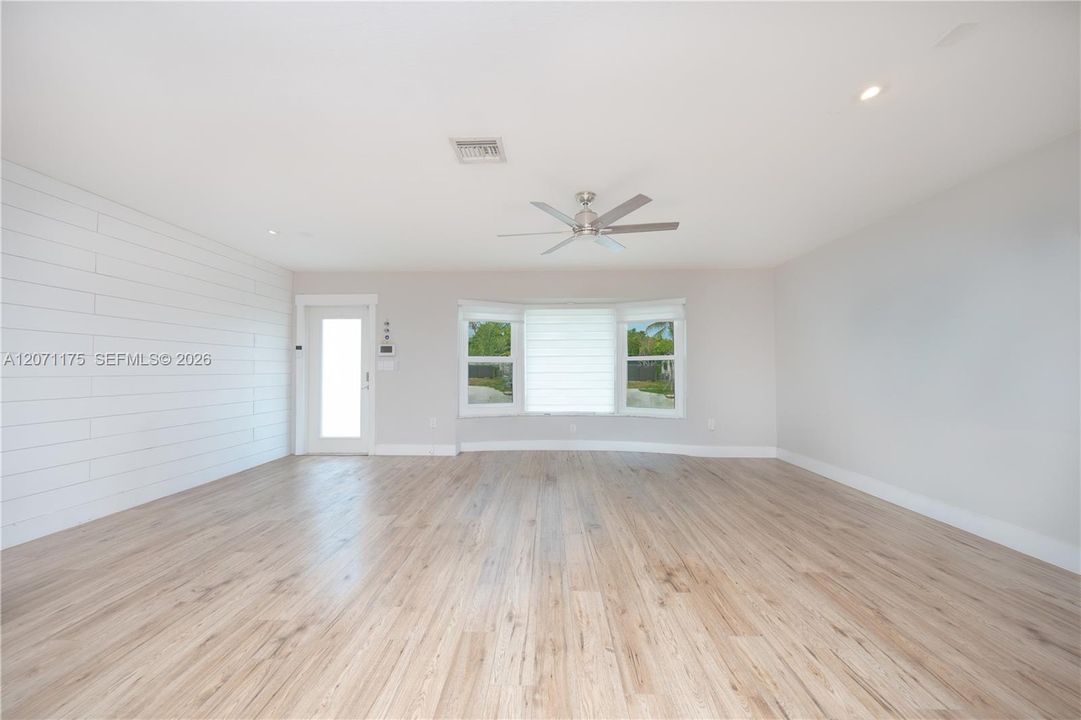 En Venta: $799,000 (4 camas, 2 baños, 1689 Pies cuadrados)