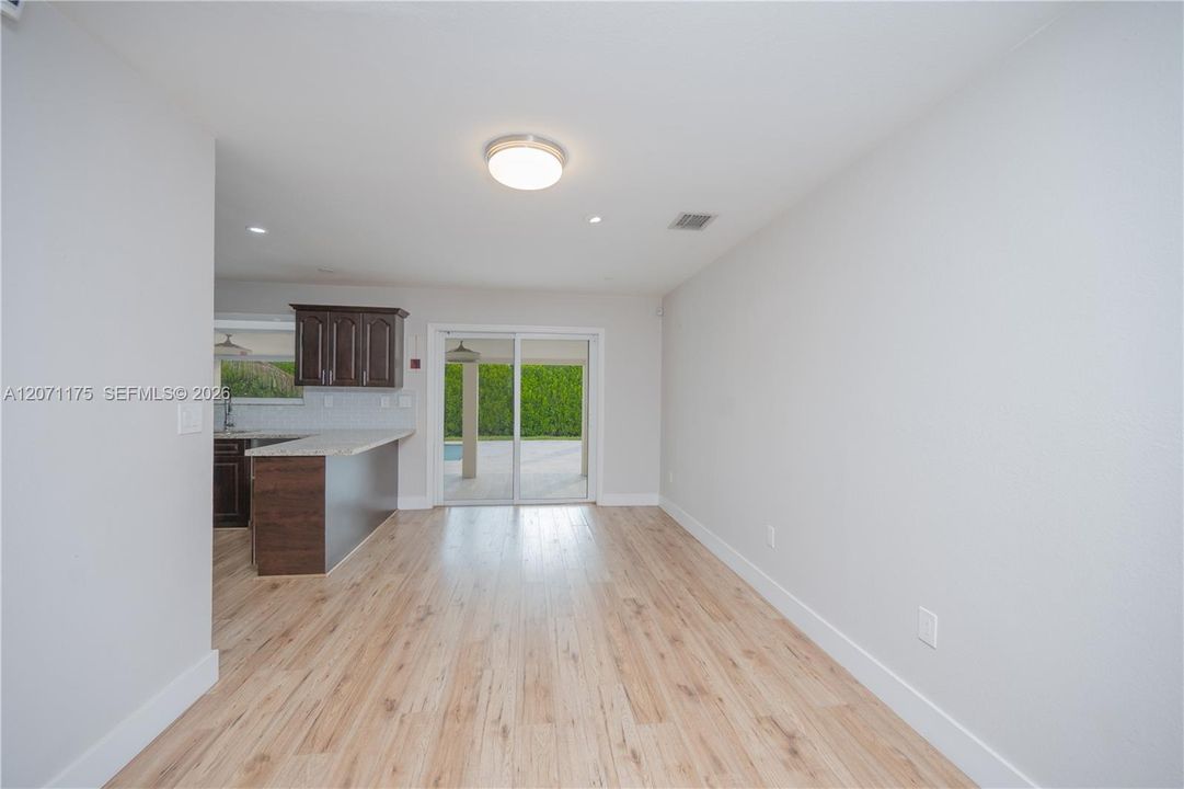 En Venta: $799,000 (4 camas, 2 baños, 1689 Pies cuadrados)