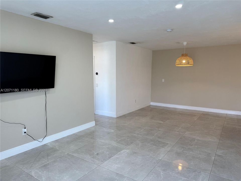 For Rent: $3,200 (3 beds, 2 baths, 1334 Square Feet)