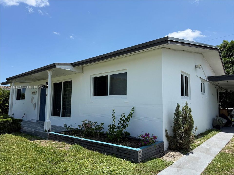For Rent: $3,200 (3 beds, 2 baths, 1334 Square Feet)
