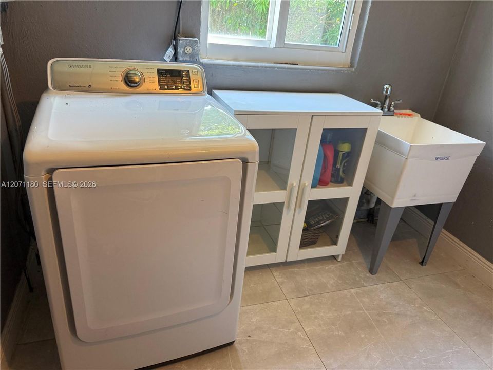 For Rent: $3,200 (3 beds, 2 baths, 1334 Square Feet)