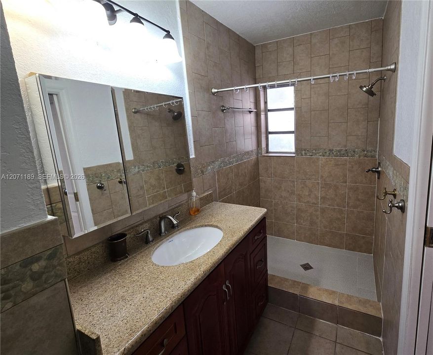 En Renta: $5,700 (5 camas, 2 baños, 1898 Pies cuadrados)