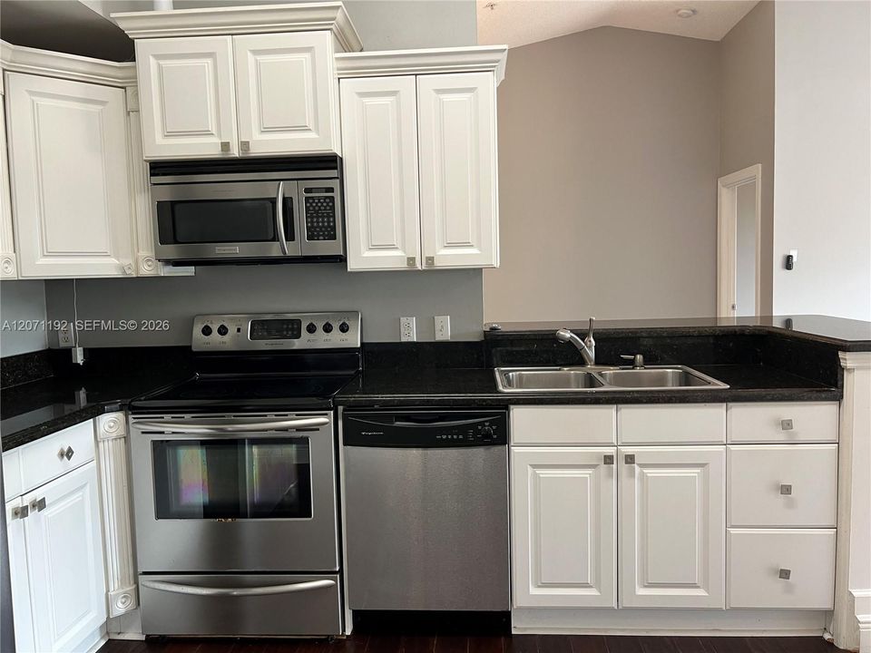 For Rent: $2,200 (2 beds, 2 baths, 1183 Square Feet)