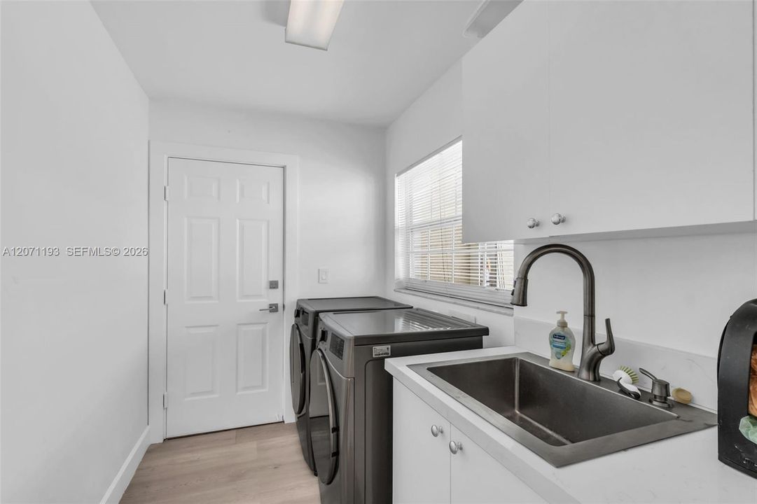 For Sale: $550,000 (3 beds, 2 baths, 1860 Square Feet)