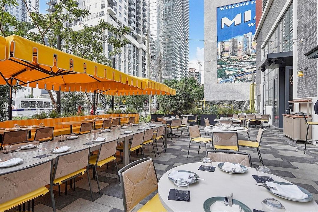 For Sale: $1,100,000 (2 beds, 2 baths, 977 Square Feet)