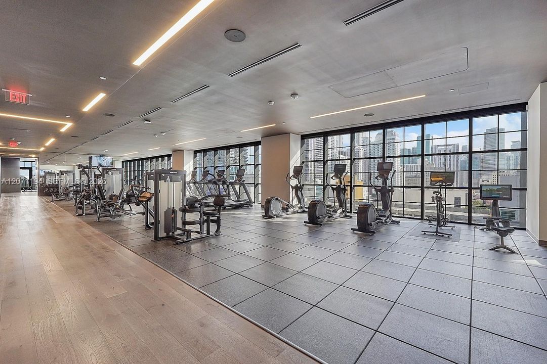 For Sale: $1,100,000 (2 beds, 2 baths, 977 Square Feet)