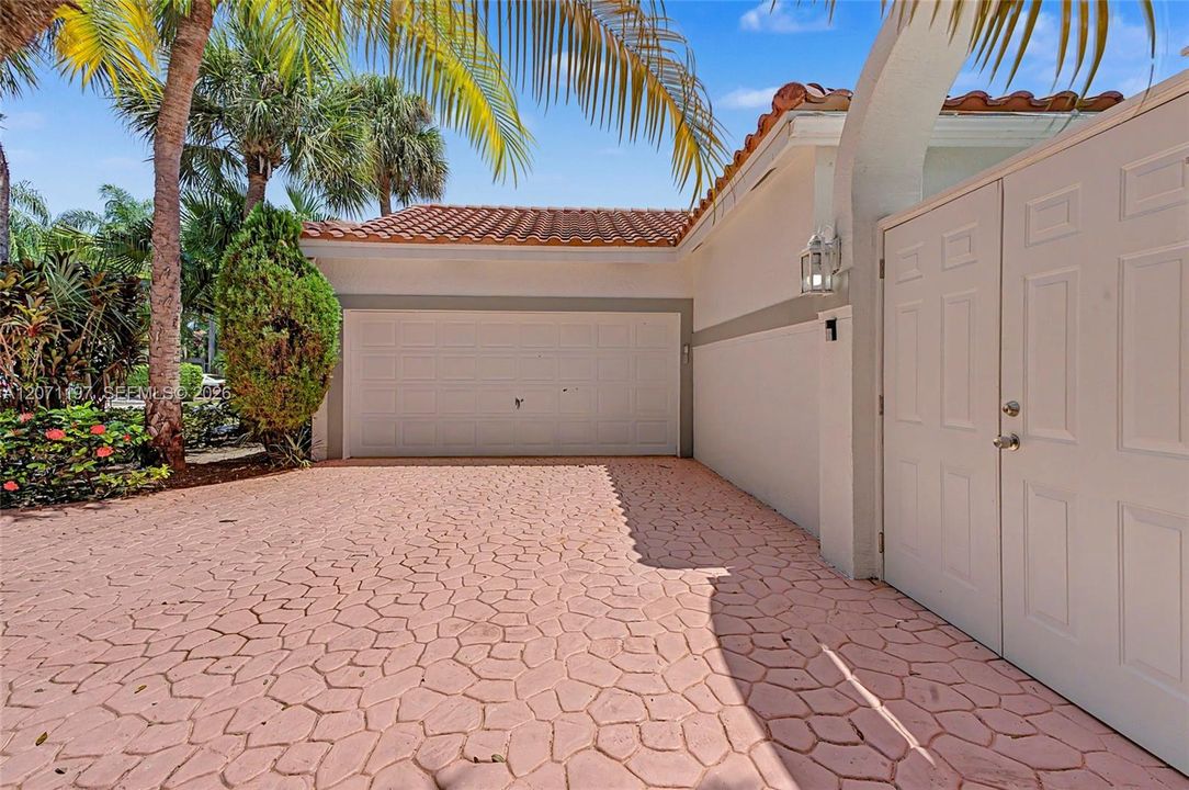 For Sale: $749,500 (2 beds, 2 baths, 2376 Square Feet)