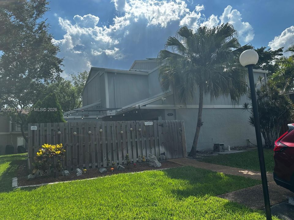 For Rent: $2,950 (2 beds, 2 baths, 1259 Square Feet)
