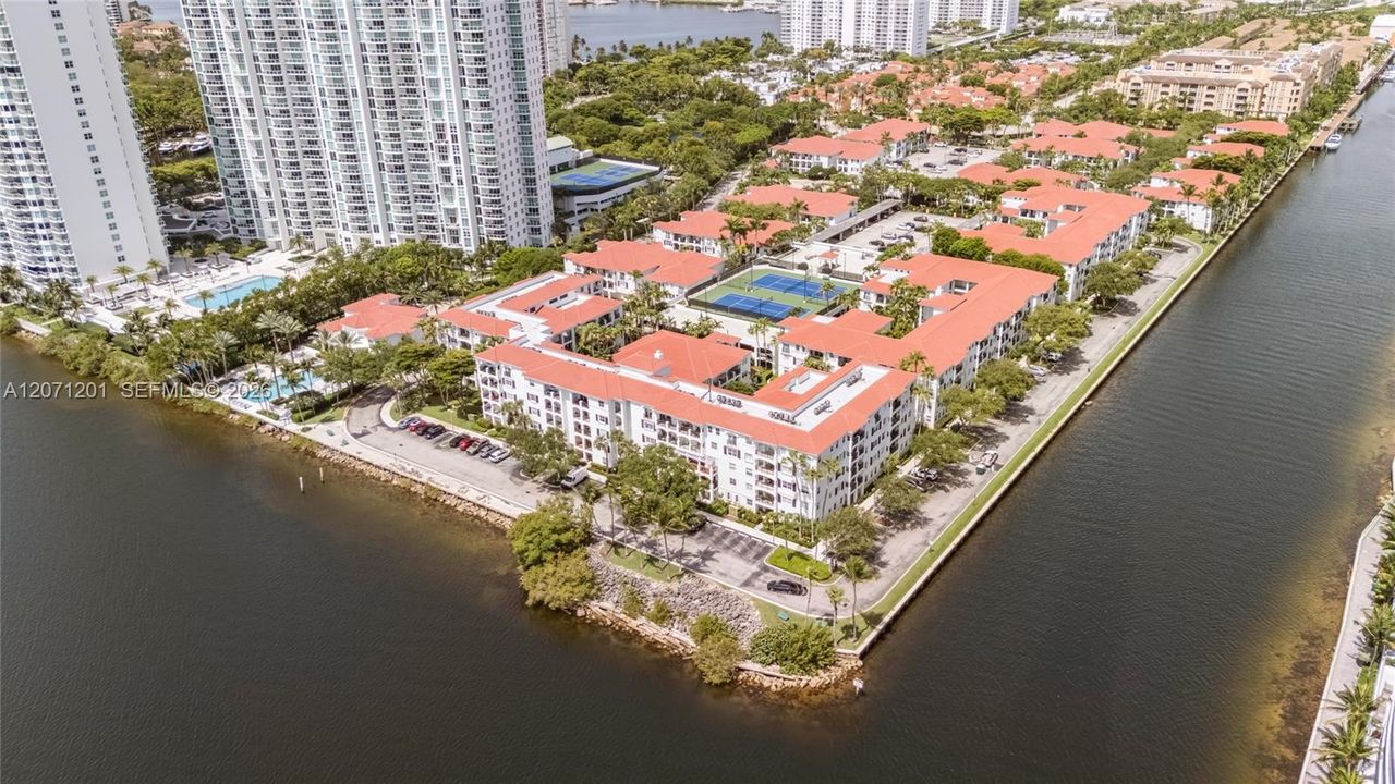 For Rent: $3,600 (1 beds, 1 baths, 893 Square Feet)