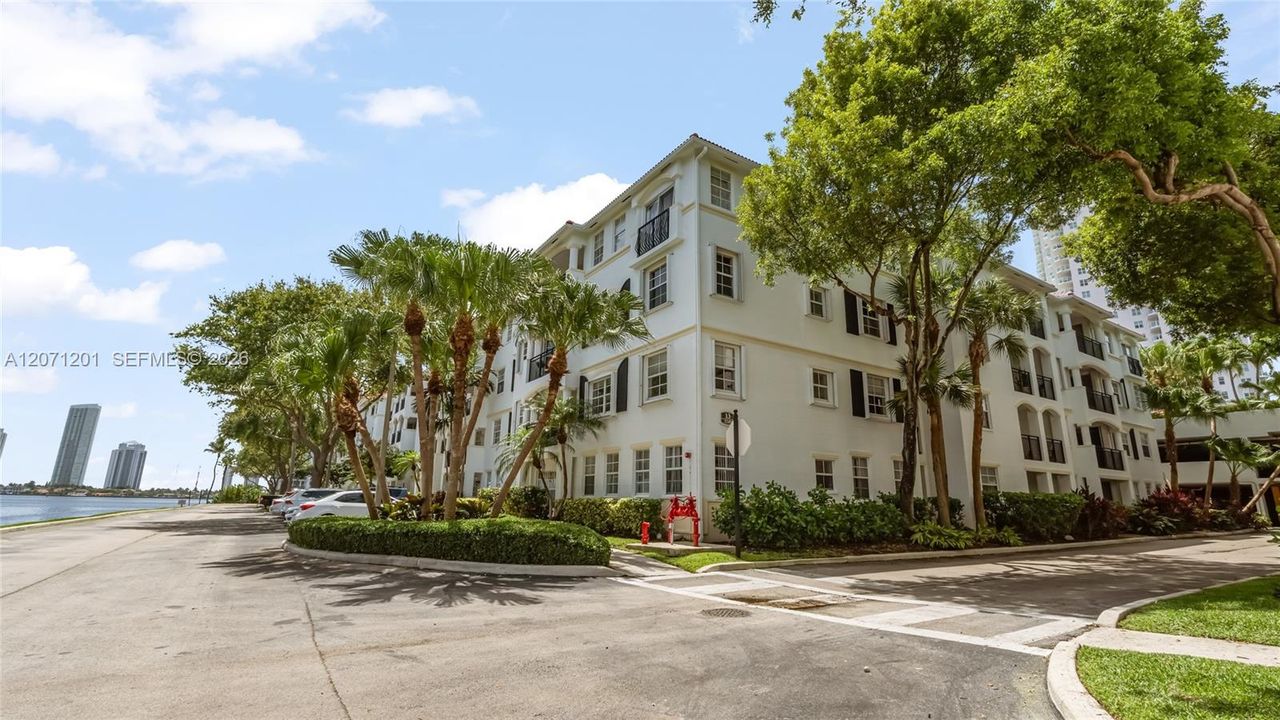 For Rent: $3,600 (1 beds, 1 baths, 893 Square Feet)