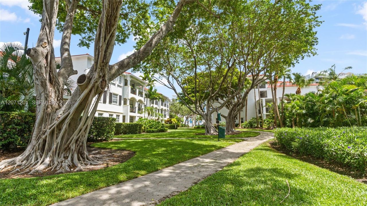 For Rent: $3,600 (1 beds, 1 baths, 893 Square Feet)