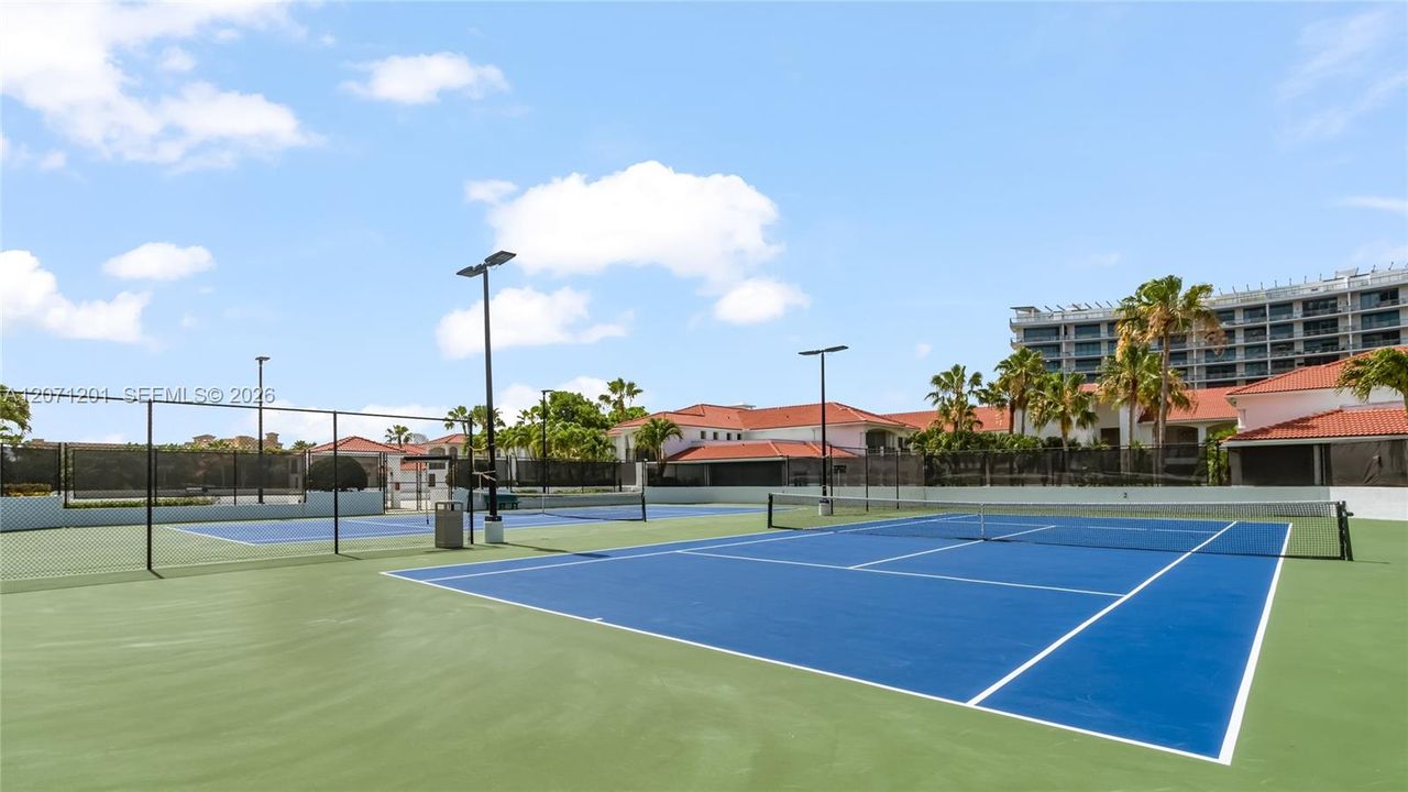 For Rent: $3,600 (1 beds, 1 baths, 893 Square Feet)