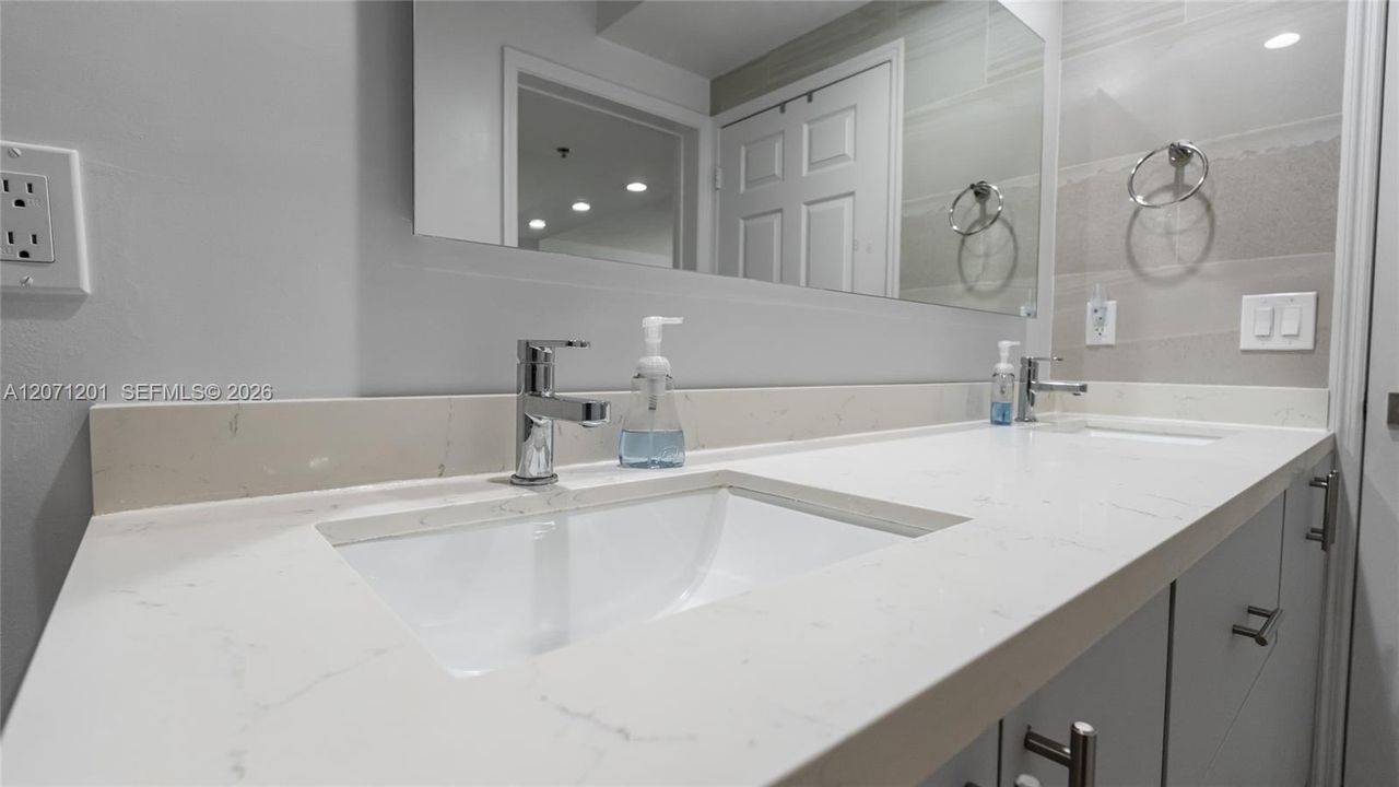 For Rent: $3,600 (1 beds, 1 baths, 893 Square Feet)