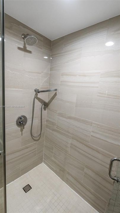 For Rent: $3,600 (1 beds, 1 baths, 893 Square Feet)