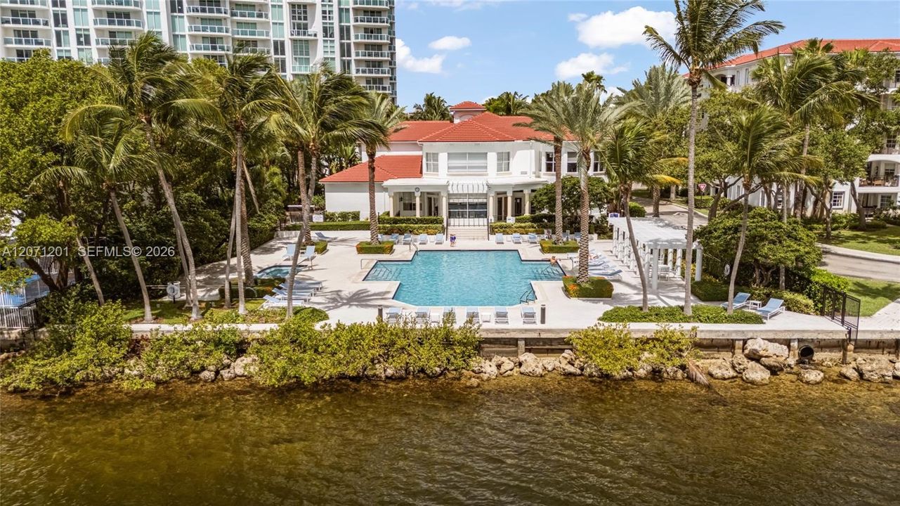 For Rent: $3,600 (1 beds, 1 baths, 893 Square Feet)
