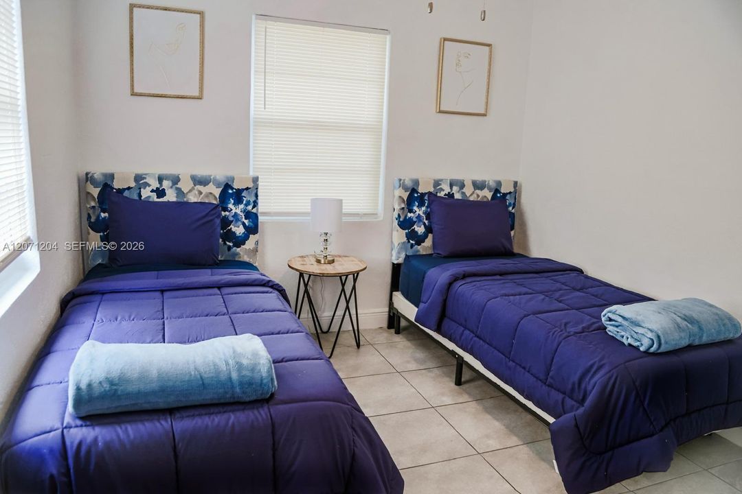 В аренду: $2,200 (2 спален, 1 ванн, 9300 Квадратных фут)