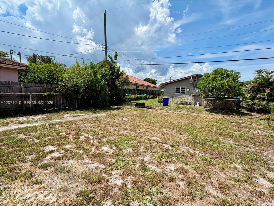For Sale: $324,900 (3 beds, 1 baths, 1101 Square Feet)