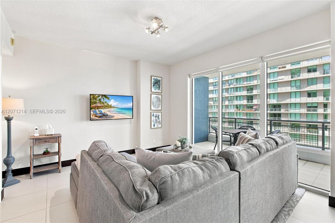 For Sale: $720,000 (2 beds, 3 baths, 1467 Square Feet)