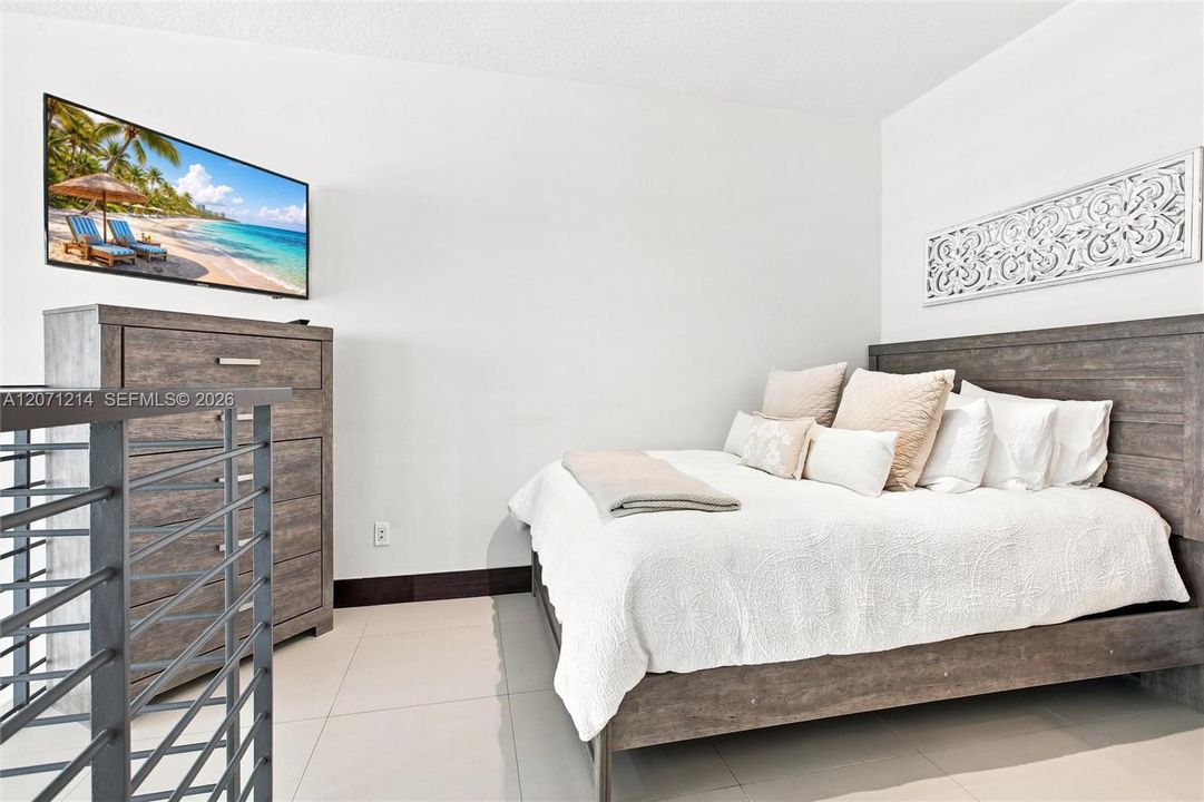For Sale: $720,000 (2 beds, 3 baths, 1467 Square Feet)
