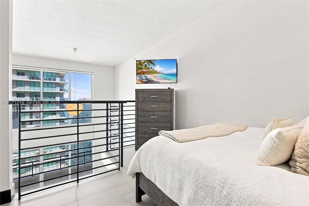 For Sale: $720,000 (2 beds, 3 baths, 1467 Square Feet)