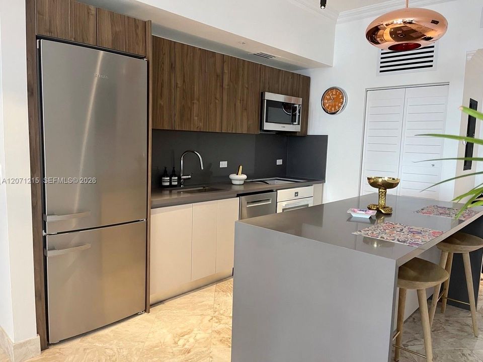 For Rent: $3,350 (1 beds, 1 baths, 588 Square Feet)