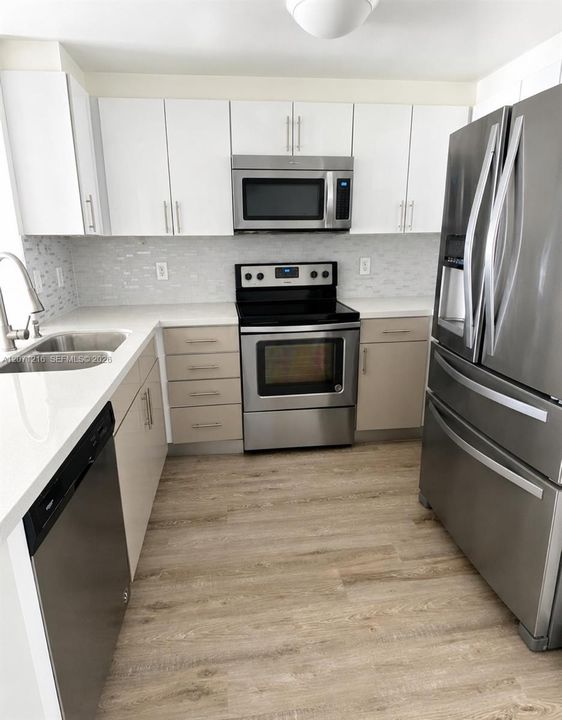 For Sale: $500,000 (1 beds, 1 baths, 737 Square Feet)