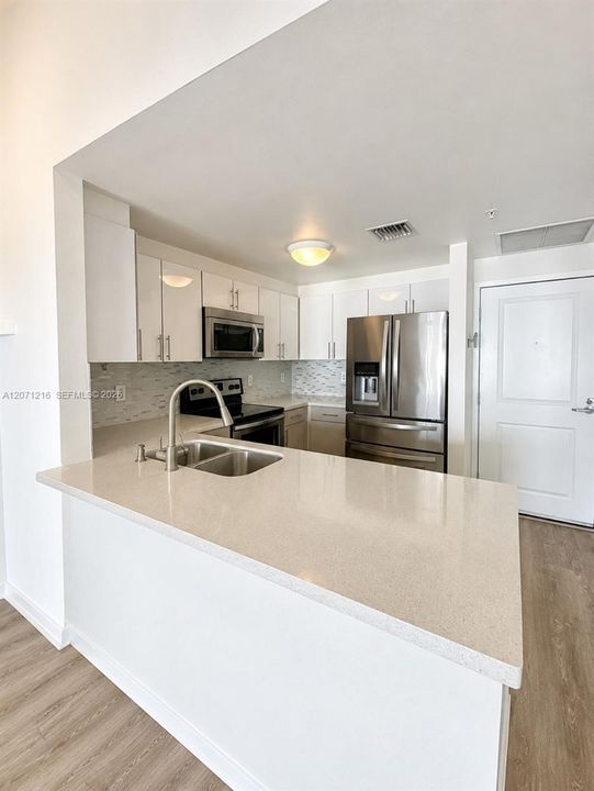 For Sale: $500,000 (1 beds, 1 baths, 737 Square Feet)